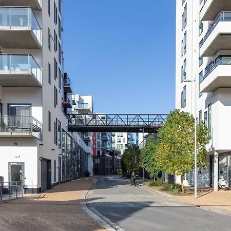 Vicken Modern In The Vibrant Waterfront דירה