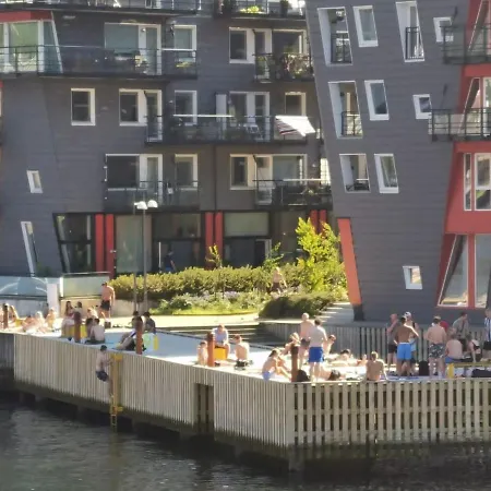 Vicken Modern In The Vibrant Waterfront דירה