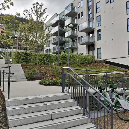 Vicken Modern In The Vibrant Waterfront דירה